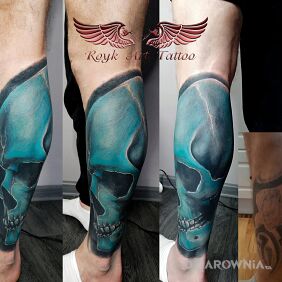 Tatuaż Cover czaszka na nodze motyw: kolorowe styl: realistyczne