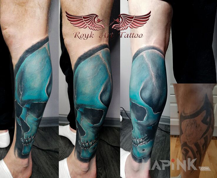 Tattoo Cover czaszka in skulls motif and realistic style on the leg