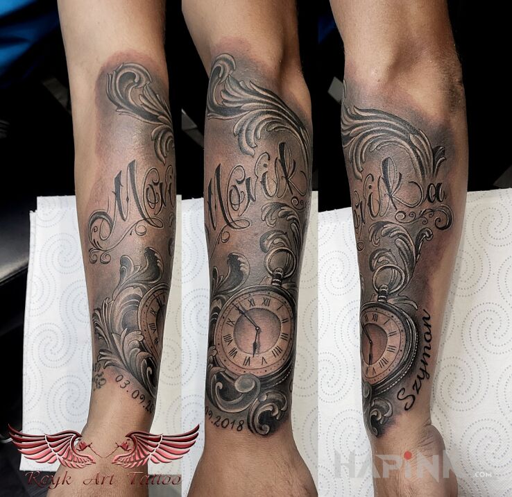 Tattoo Zegar in lettering motif and realistic style On the arm