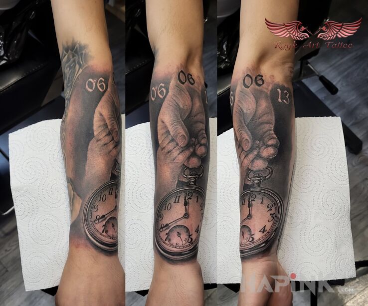 Tattoo Zegar dłonie in objects motif and realistic style On the arm