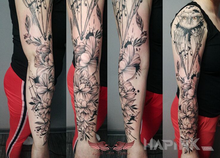 Tattoo Kwiaty in floral motif and graphic / illustrative style on the upper arm