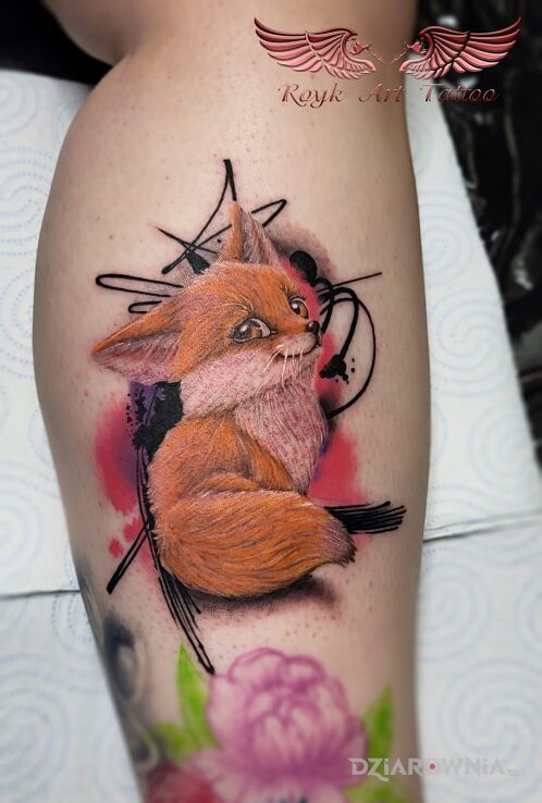 Tatuaż lis w motywie postacie i stylu realistyczne na łydce
