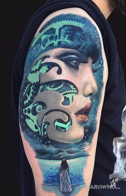 Tatuaż na skraju morza w motywie postacie i stylu realistyczne na ramieniu