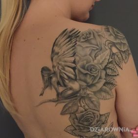 Tatuaż Anioł i róże na plecach motyw: kwiaty