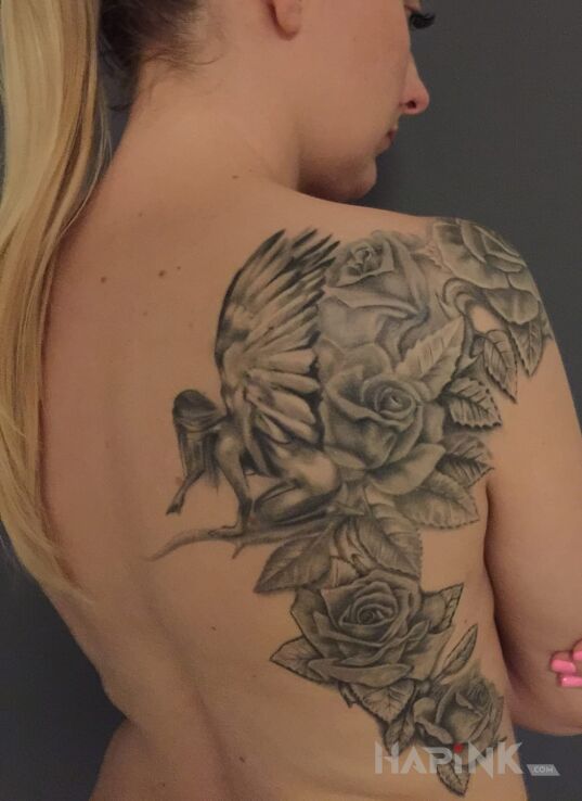 Tattoo Anioł i róże in angels motif on the shoulder blades