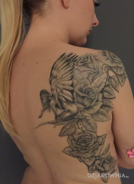 Tatuaż anioł i róże w motywie kwiaty na plecach