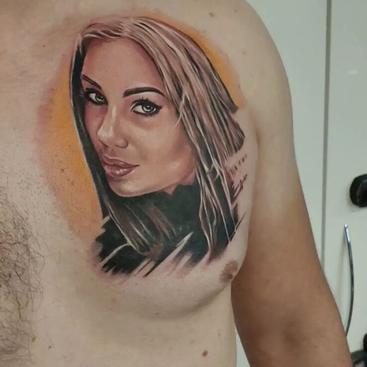 Tatuaż portret kobiecy w motywie twarze i stylu watercolor na klatce