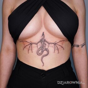 Tatuaż Smok lecący w kierunku głowy pod piersiami (underboob) motyw: smoki styl: graficzne / ilustracyjne