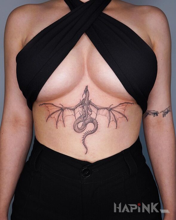 Tattoo Smok lecący w kierunku głowy in black and gray motif and graphic / illustrative style on the stomach