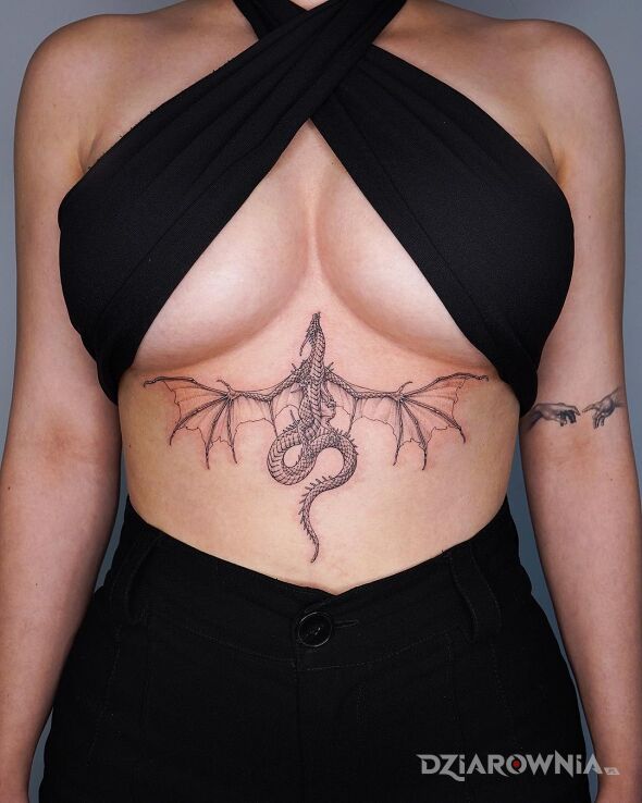 Tatuaż smok lecący w kierunku głowy w motywie fantasy i stylu graficzne / ilustracyjne pod piersiami (underboob)
