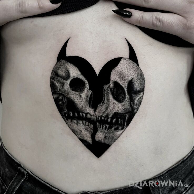 Tatuaż całujące się czaszki w motywie czarno-szare i stylu realistyczne na brzuchu