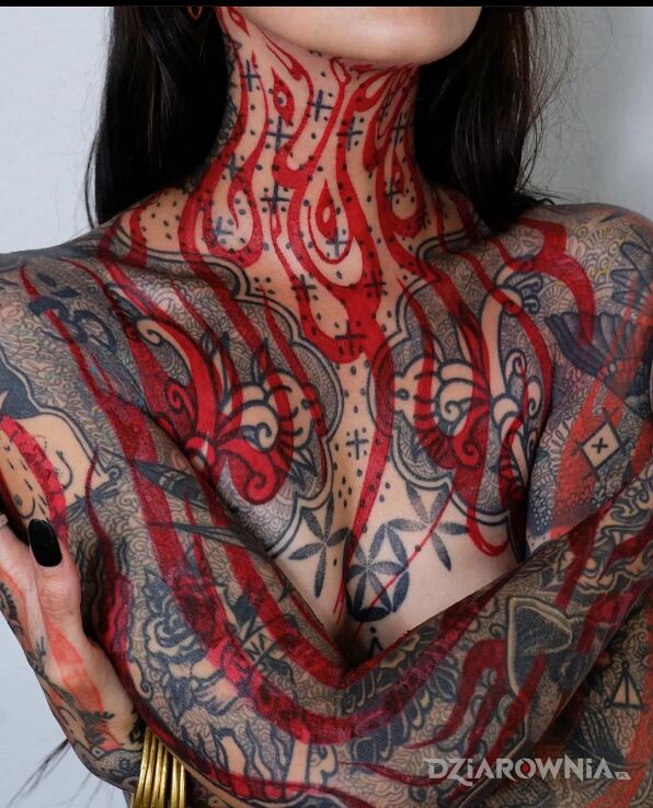 Tatuaż czerwone płomienie wygrywają wszystko w motywie rękawy i stylu graficzne / ilustracyjne na gardle