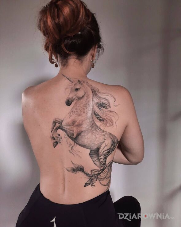 Tatuaż jednorożec na dwóch nogach w motywie zwierzęta i stylu realistyczne na łopatkach