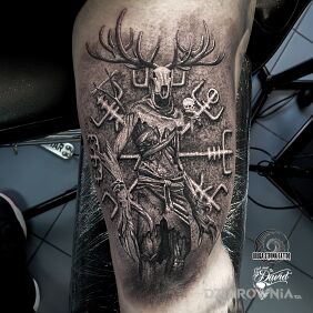 Tatuaż Leszy i Vegvisir :D na ręce motyw: fantasy styl: dotwork