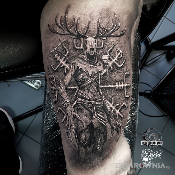 Tatuaż leszy i vegvisir d w motywie demony i stylu graficzne / ilustracyjne na bicepsie