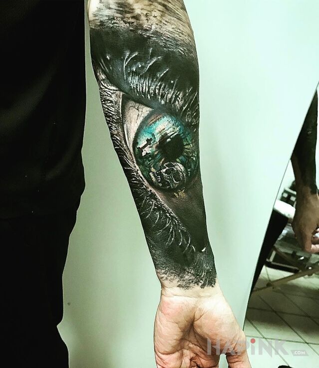 Tattoo Smiercionosne oko in 3D motif and realistic style on the forearm