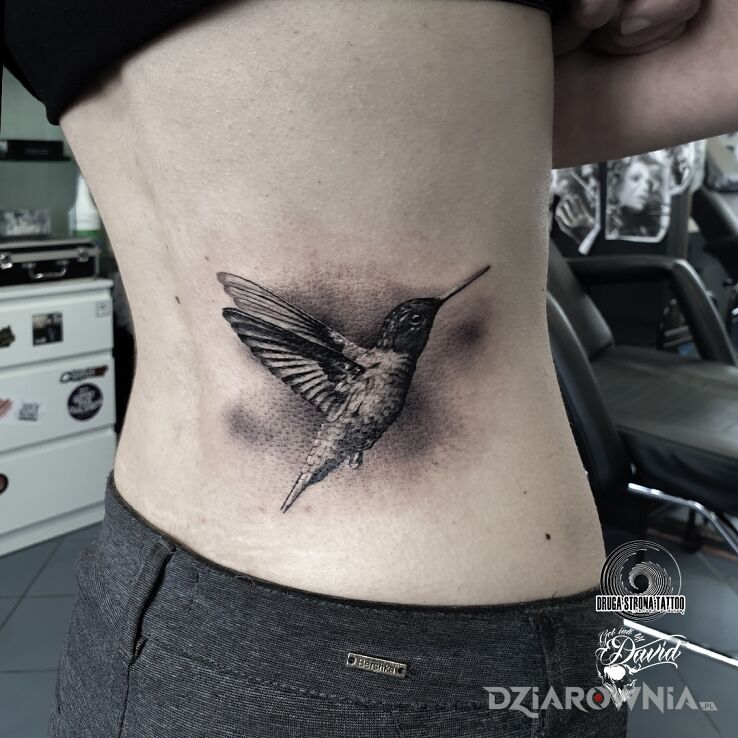 Tatuaż koliber - symbol radości szczęścia  i miłości d w motywie natura i stylu realistyczne na plecach