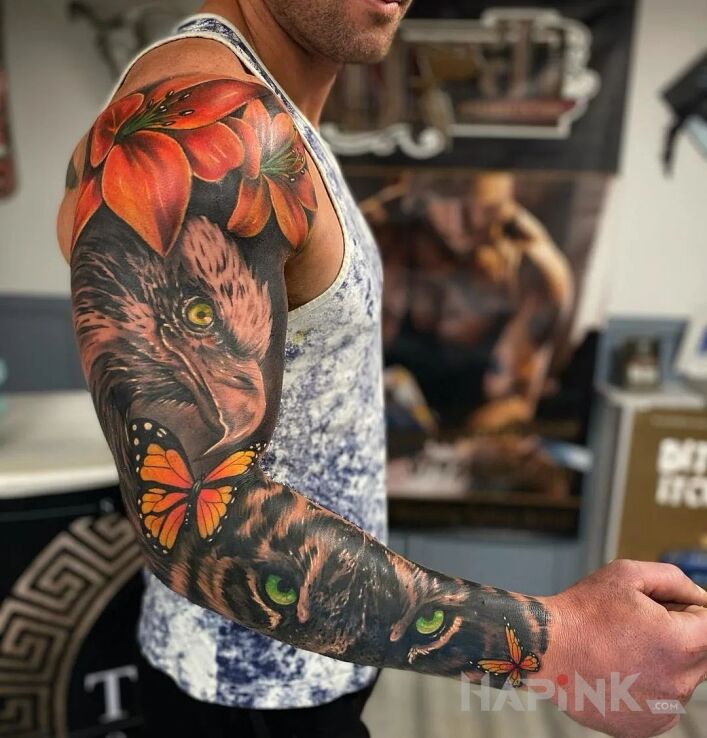 Tattoo Kwiaty nie tylko dla kobiet in flowers motif and realistic style on the forearm