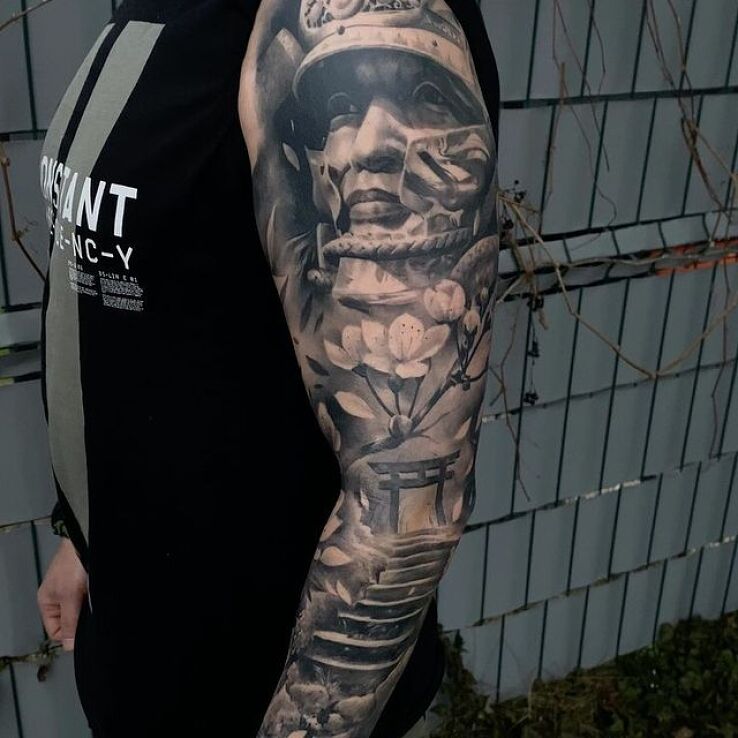 Tatuaż wojownik z kwiatami w motywie natura i stylu realistyczne na przedramieniu