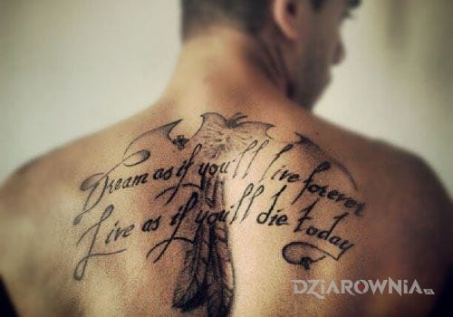 Tatuaż marz i żyj w motywie napisy na plecach