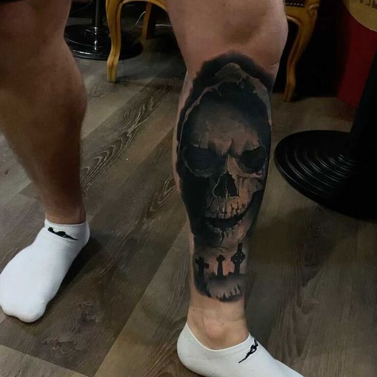 Tatuaż czaszka w kapturze w motywie anatomiczne i stylu realistyczne na nodze