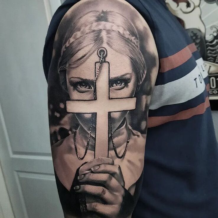 Tatuaż zakonnica z krzyżem w motywie czarno-szare i stylu realistyczne na ręce