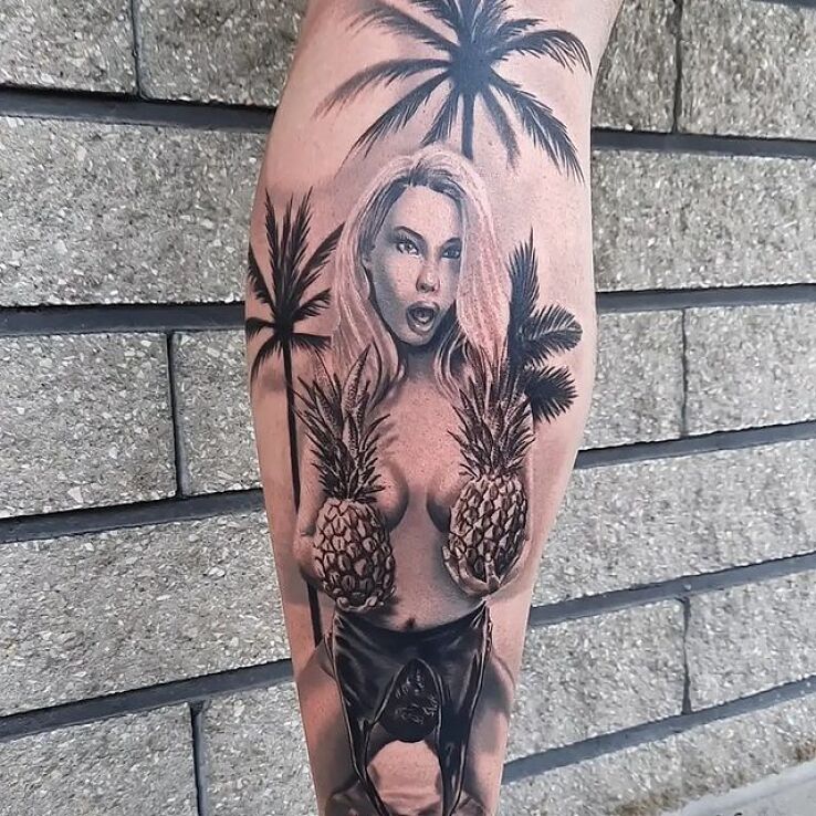 Tatuaż ananaski w motywie śmieszne i stylu realistyczne na nodze