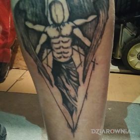 Tatuaż Upadły anioł na łydce motyw: anioły