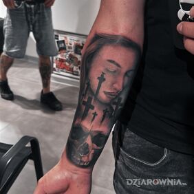 Tatuaż Cmentarny motyw na przedramieniu motyw: twarze styl: realistyczne