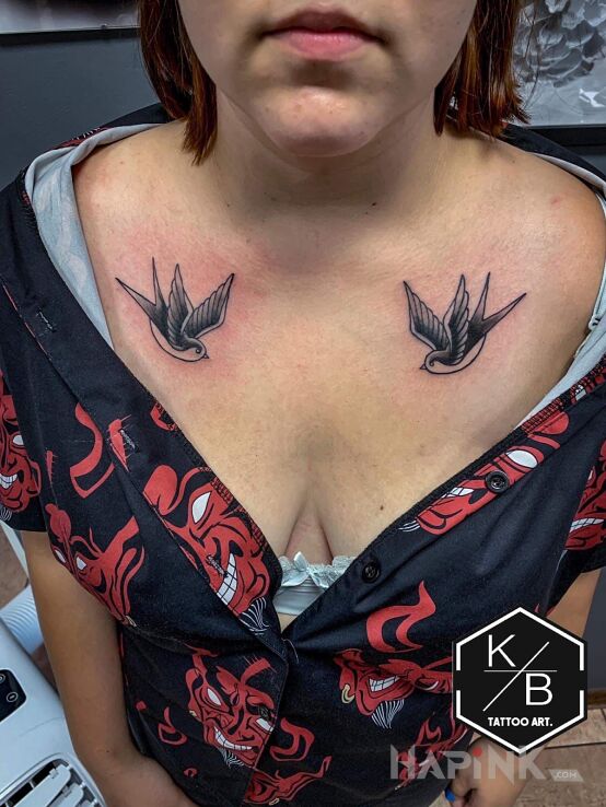 Tattoo Jaskółki in black and gray motif and oldschool style on the collarbone
