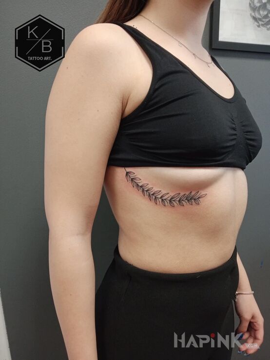 Tattoo Kobiecy motyw in floral motif and graphic / illustrative style on the ribs