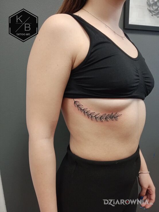 Tatuaż kobiecy motyw w motywie czarno-szare i stylu minimalistyczne pod piersiami (underboob)
