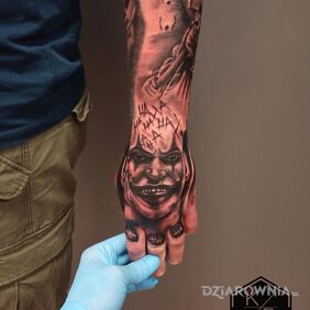Tatuaż Joker na dłoni motyw: mroczne styl: realistyczne