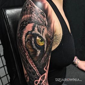 Tatuaż Wąż i tygrys na ramieniu motyw: 3D styl: realistyczne