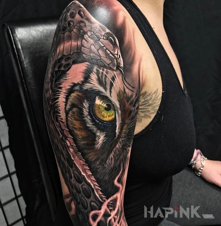 Tattoo Wąż i tygrys in 3D motif and realistic style on the upper arm