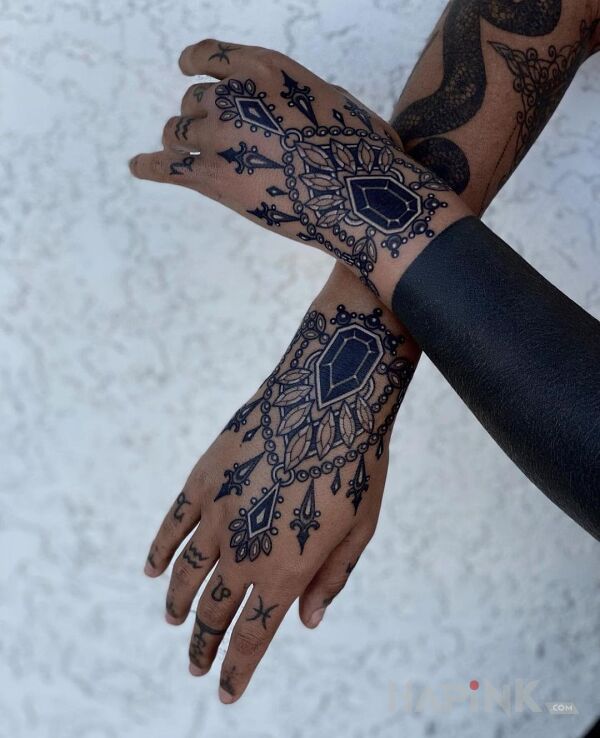 Tattoo Czarne błyskotki in other motif and graphic / illustrative style on the hand