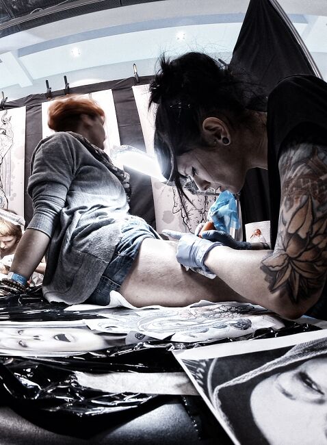 Tatuażystka Aldona Szery przy pracy