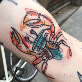 Tattoo Raczek on the upper arm motif: animals