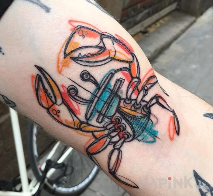 Tattoo Raczek in animals motif on the upper arm