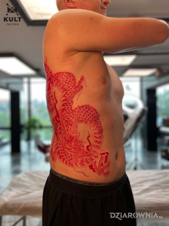 Tatuaż czerwony smok w motywie kwiaty i stylu japońskie / irezumi na żebrach