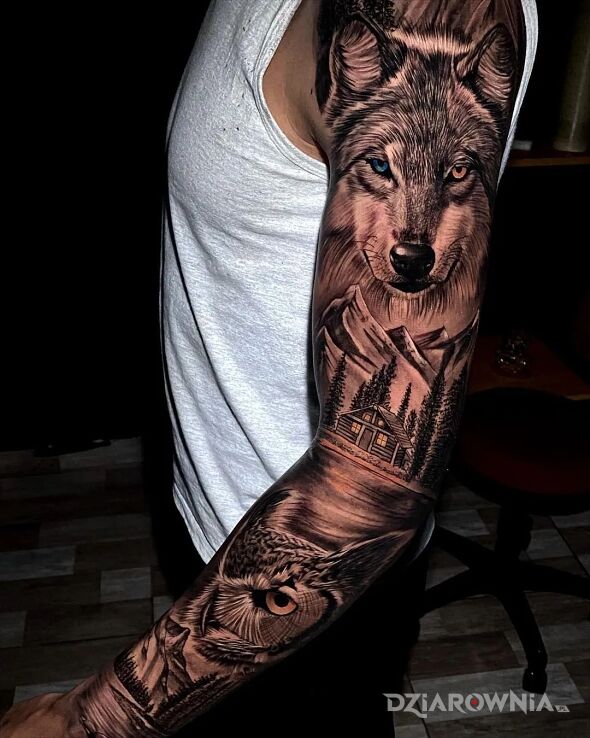 Tatuaż wilk o dwukolorowych oczach w motywie rękawy i stylu realistyczne na przedramieniu