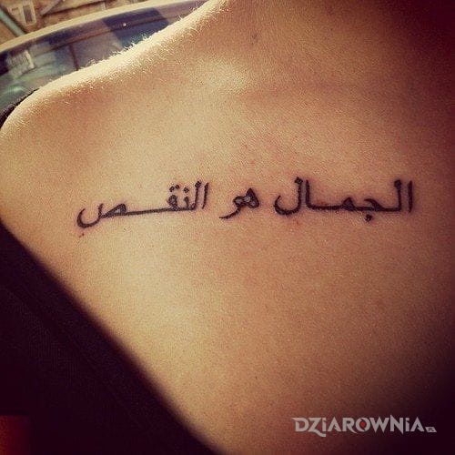 Tatuaż po arabsku w motywie napisy na obojczyku