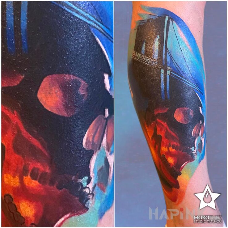 Tattoo Mokoczacha, bo w kolorze. in skulls motif and surrealistic style on the calf