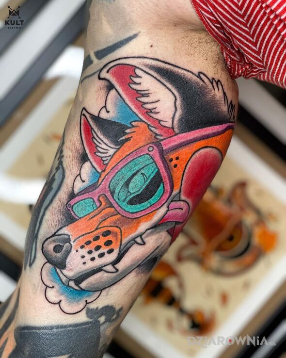 Tatuaż fox w motywie kolorowe i stylu neotradycyjne na bicepsie
