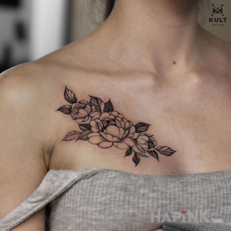 Tattoo RÓŻA in flowers motif and graphic / illustrative style on the collarbone