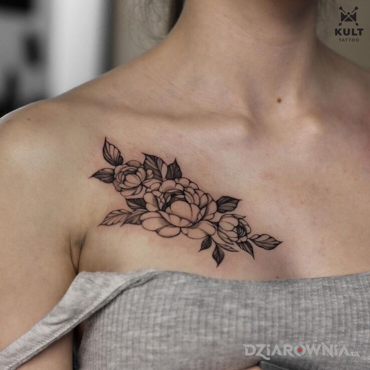 Tatuaż róża w motywie ornamenty i stylu chicano na obojczyku