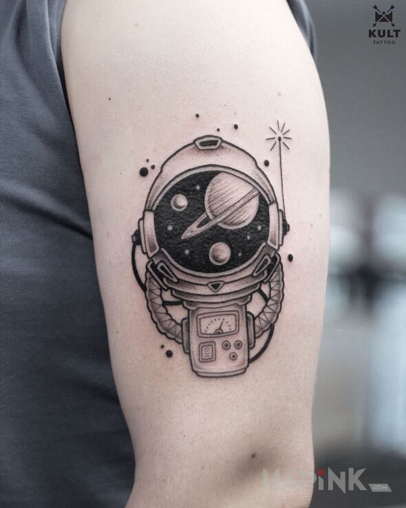 Tattoo KOSMONAUTA in black and gray motif and graphic / illustrative style on the upper arm