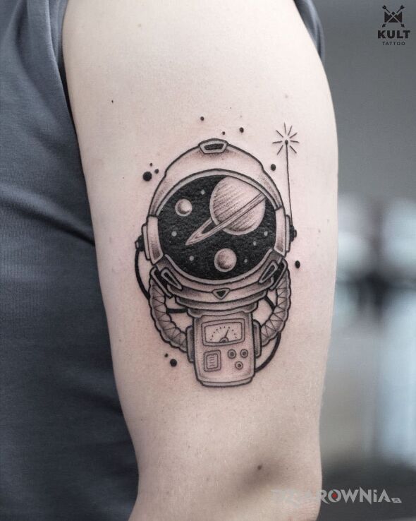 Tatuaż kosmonauta w motywie kosmos i stylu kontury / linework na ramieniu