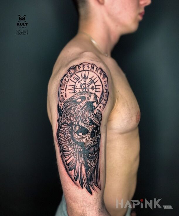 Tattoo KOMPAS WIKINGÓW in black and gray motif and Celtic / Nordic style on the upper arm
