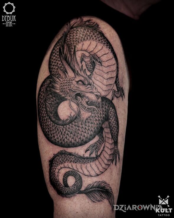 Tatuaż dragon w motywie smoki i stylu dotwork na ramieniu